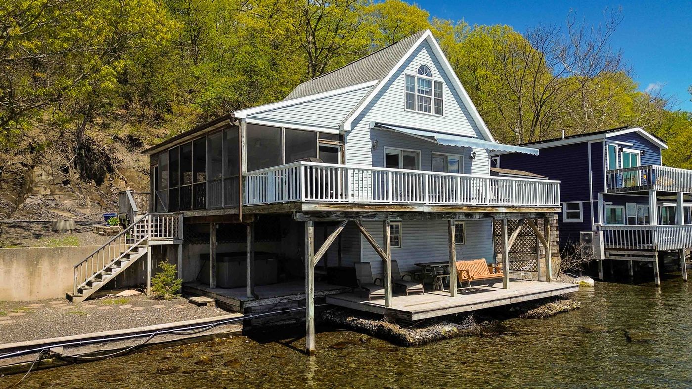 Sunset Oasis cottage beside Cayuga Lake