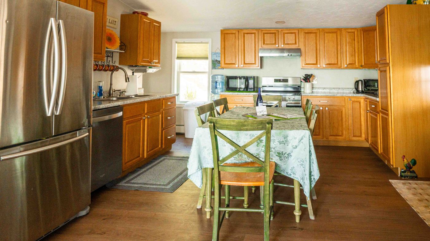 The kitchen and dining table at Sunset Paradise